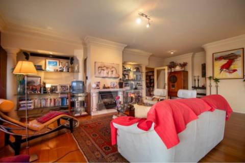 Venda - Fantástico Apartamento T5 c/300 m2,com excelente localização em estado novo.