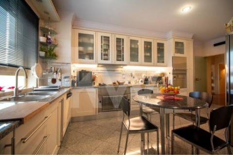 Venda - Fantástico Apartamento T5 c/300 m2,com excelente localização em estado novo.