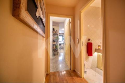 Venda - Fantástico Apartamento T5 c/300 m2,com excelente localização em estado novo.