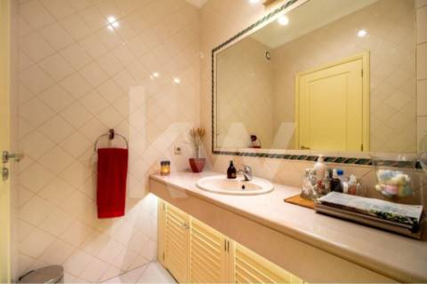 Venda - Fantástico Apartamento T5 c/300 m2,com excelente localização em estado novo.