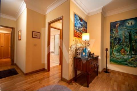 Venda - Fantástico Apartamento T5 c/300 m2,com excelente localização em estado novo.