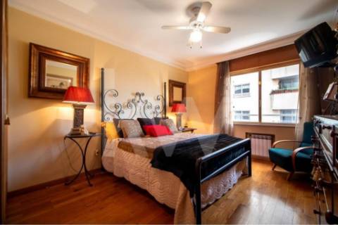 Venda - Fantástico Apartamento T5 c/300 m2,com excelente localização em estado novo.