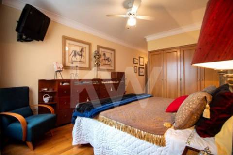 Venda - Fantástico Apartamento T5 c/300 m2,com excelente localização em estado novo.