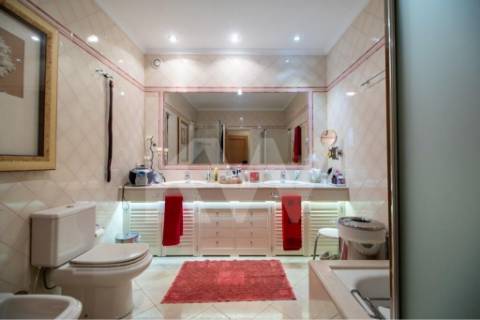 Venda - Fantástico Apartamento T5 c/300 m2,com excelente localização em estado novo.