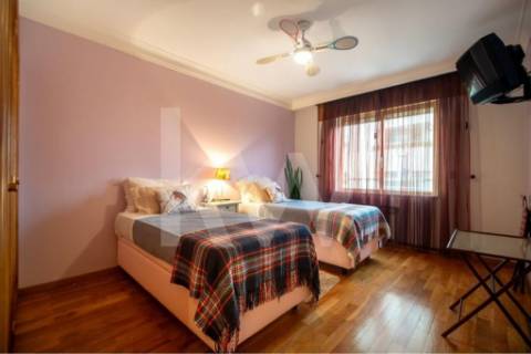 Venda - Fantástico Apartamento T5 c/300 m2,com excelente localização em estado novo.