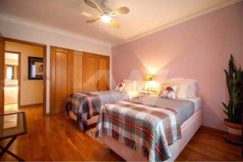 Venda - Fantástico Apartamento T5 c/300 m2,com excelente localização em estado novo.