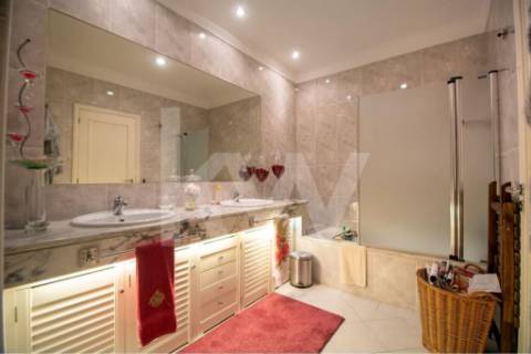 Venda - Fantástico Apartamento T5 c/300 m2,com excelente localização em estado novo.