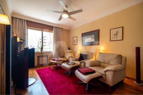 Venda - Fantástico Apartamento T5 c/300 m2,com excelente localização em estado novo.