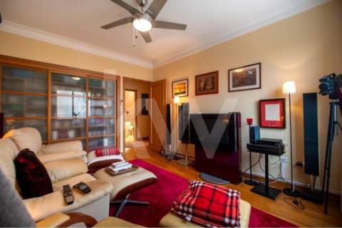 Venda - Fantástico Apartamento T5 c/300 m2,com excelente localização em estado novo.