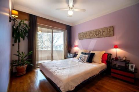 Venda - Fantástico Apartamento T5 c/300 m2,com excelente localização em estado novo.