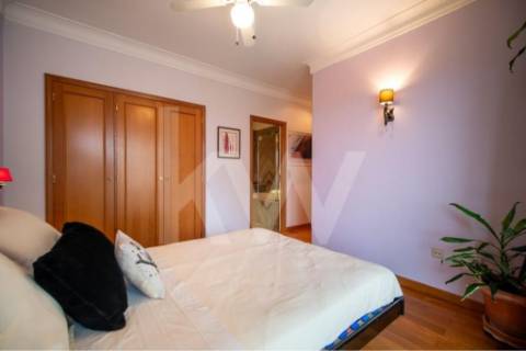 Venda - Fantástico Apartamento T5 c/300 m2,com excelente localização em estado novo.