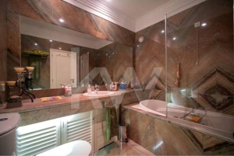 Venda - Fantástico Apartamento T5 c/300 m2,com excelente localização em estado novo.