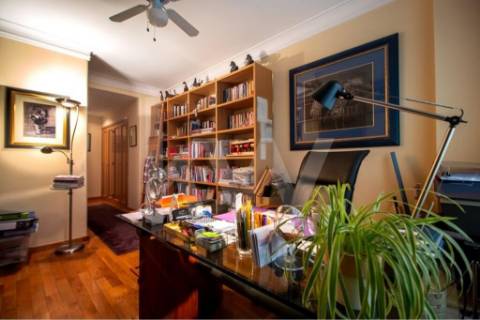 Venda - Fantástico Apartamento T5 c/300 m2,com excelente localização em estado novo.