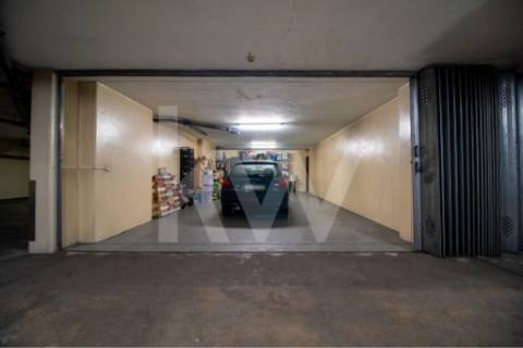 Venda - Fantástico Apartamento T5 c/300 m2,com excelente localização em estado novo.