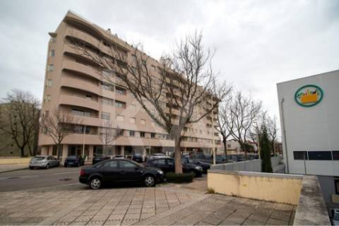 Venda - Fantástico Apartamento T5 c/300 m2,com excelente localização em estado novo.