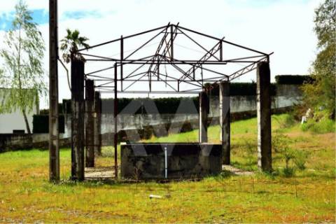 Terreno urbano com ruína, em Paços de Ferreira, com 12775 m2