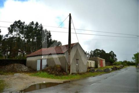 Terreno urbano com ruína, em Paços de Ferreira, com 12775 m2