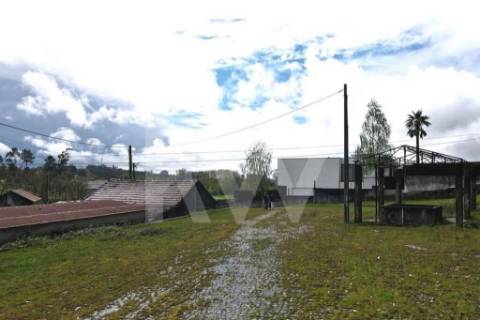 Terreno urbano com ruína, em Paços de Ferreira, com 12775 m2