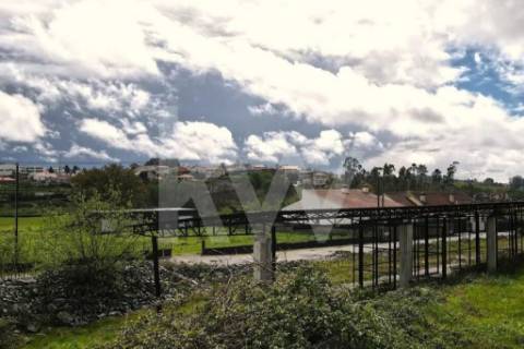 Terreno urbano com ruína, em Paços de Ferreira, com 12775 m2