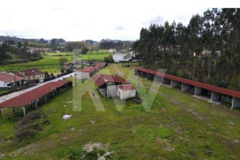Terreno urbano com ruína, em Paços de Ferreira, com 12775 m2