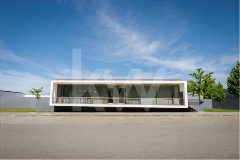 Ótimos Armazéns + Escritórios em Milheirós Maia, Total 2600m2