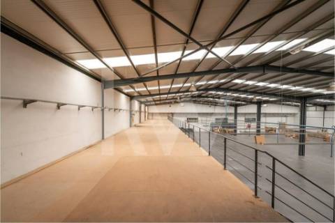 Ótimos Armazéns + Escritórios em Milheirós Maia, Total 2600m2
