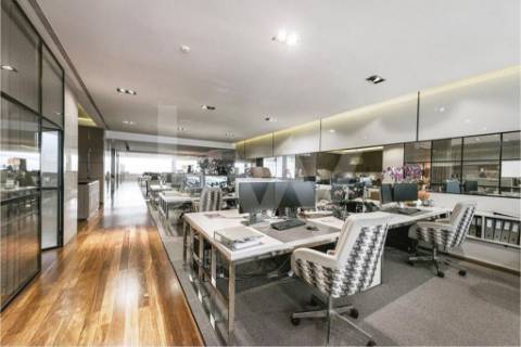 Ótimos Armazéns + Escritórios em Milheirós Maia, Total 2600m2