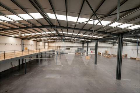 Ótimos Armazéns + Escritórios em Milheirós Maia, Total 2600m2