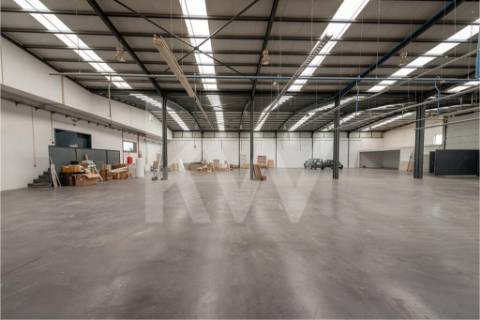 Ótimos Armazéns + Escritórios em Milheirós Maia, Total 2600m2