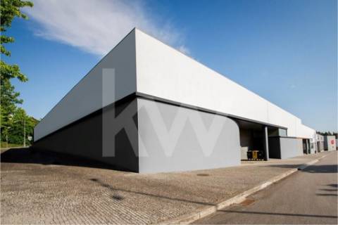 Ótimos Armazéns + Escritórios em Milheirós Maia, Total 2600m2