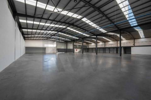 Ótimos Armazéns + Escritórios em Milheirós Maia, Total 2600m2