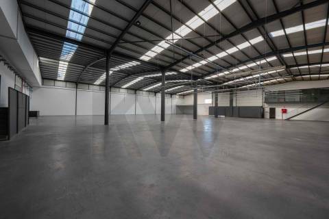 Ótimos Armazéns + Escritórios em Milheirós Maia, Total 2600m2