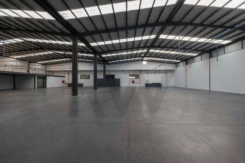 Ótimos Armazéns + Escritórios em Milheirós Maia, Total 2600m2