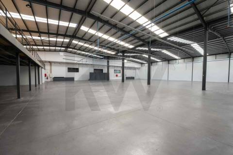 Ótimos Armazéns + Escritórios em Milheirós Maia, Total 2600m2