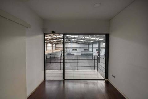 Ótimos Armazéns + Escritórios em Milheirós Maia, Total 2600m2