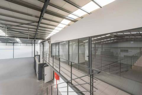 Ótimos Armazéns + Escritórios em Milheirós Maia, Total 2600m2
