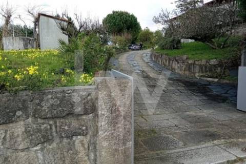 Moradia T7 em Santiago da Riba-UI com piscina e grande jardim