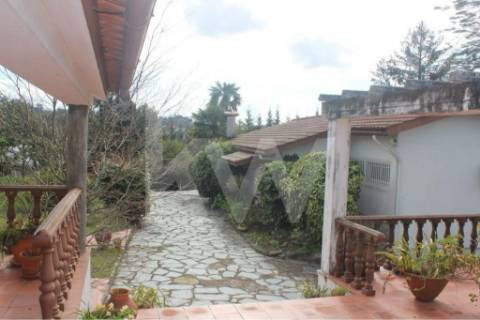 Moradia T7 em Santiago da Riba-UI com piscina e grande jardim