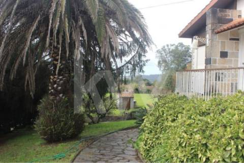 Moradia T7 em Santiago da Riba-UI com piscina e grande jardim