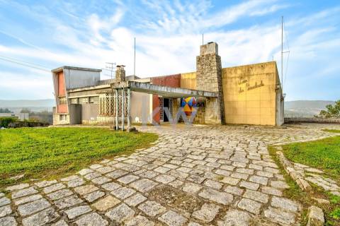  Moradia T4 Projetada pelo Ilustre Arquiteto Oscar Niemeyer em Chaviães  Melgaço