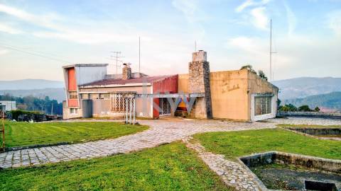  Moradia T4 Projetada pelo Ilustre Arquiteto Oscar Niemeyer em Chaviães  Melgaço