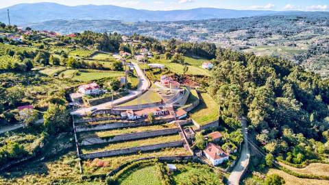  Moradia T4 Projetada pelo Ilustre Arquiteto Oscar Niemeyer em Chaviães  Melgaço