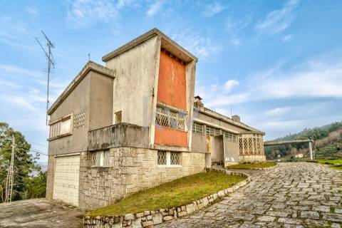  Moradia T4 Projetada pelo Ilustre Arquiteto Oscar Niemeyer em Chaviães  Melgaço