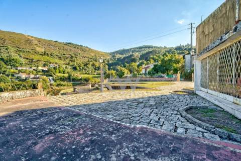  Moradia T4 Projetada pelo Ilustre Arquiteto Oscar Niemeyer em Chaviães  Melgaço