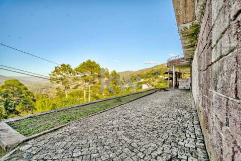  Moradia T4 Projetada pelo Ilustre Arquiteto Oscar Niemeyer em Chaviães  Melgaço