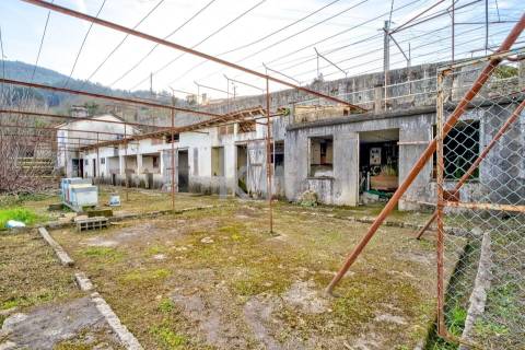  Moradia T4 Projetada pelo Ilustre Arquiteto Oscar Niemeyer em Chaviães  Melgaço