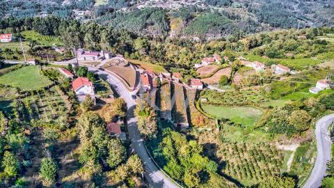  Moradia T4 Projetada pelo Ilustre Arquiteto Oscar Niemeyer em Chaviães  Melgaço