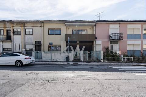 MORADIA T4+1 NO CENTRO DA CIDADE DE OLIVEIRA DE AZEMÉIS