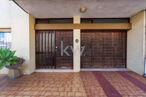 MORADIA T4+1 NO CENTRO DA CIDADE DE OLIVEIRA DE AZEMÉIS