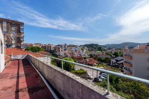 MORADIA T4+1 NO CENTRO DA CIDADE DE OLIVEIRA DE AZEMÉIS